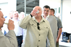 «Как я провел лето». Какую оценку получило бы сочинение Лукашенко